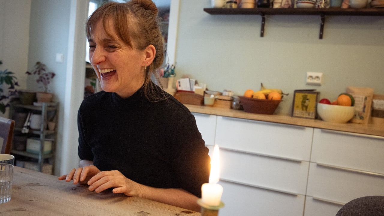 Hun skrev om en frynsete mor til en intens gutt – nå blir hun stoppet på gata