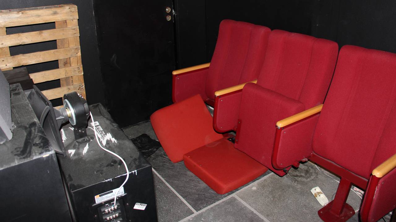 OPPBEVARINGSPLASS: «The Red Box» blei tidlegare brukt som bøttekott. No er fleire ting tatt ut, men framleis oppbevaras det stoler og ein palle her. Det er også støvete og skittent på innsida.
