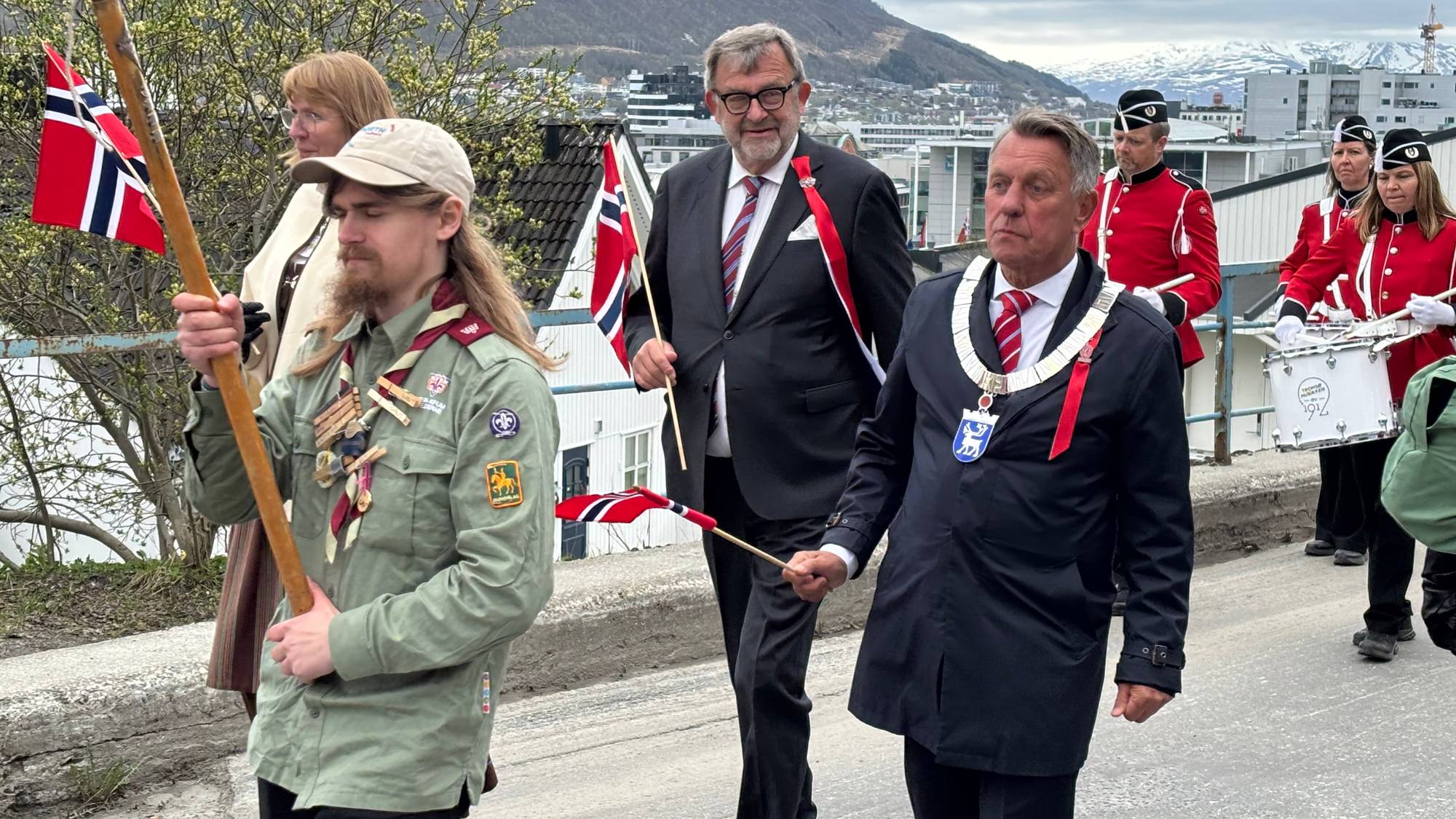 Ordfører Gunnar Wilhelmsen går i 17. mai tog i Tromsø.