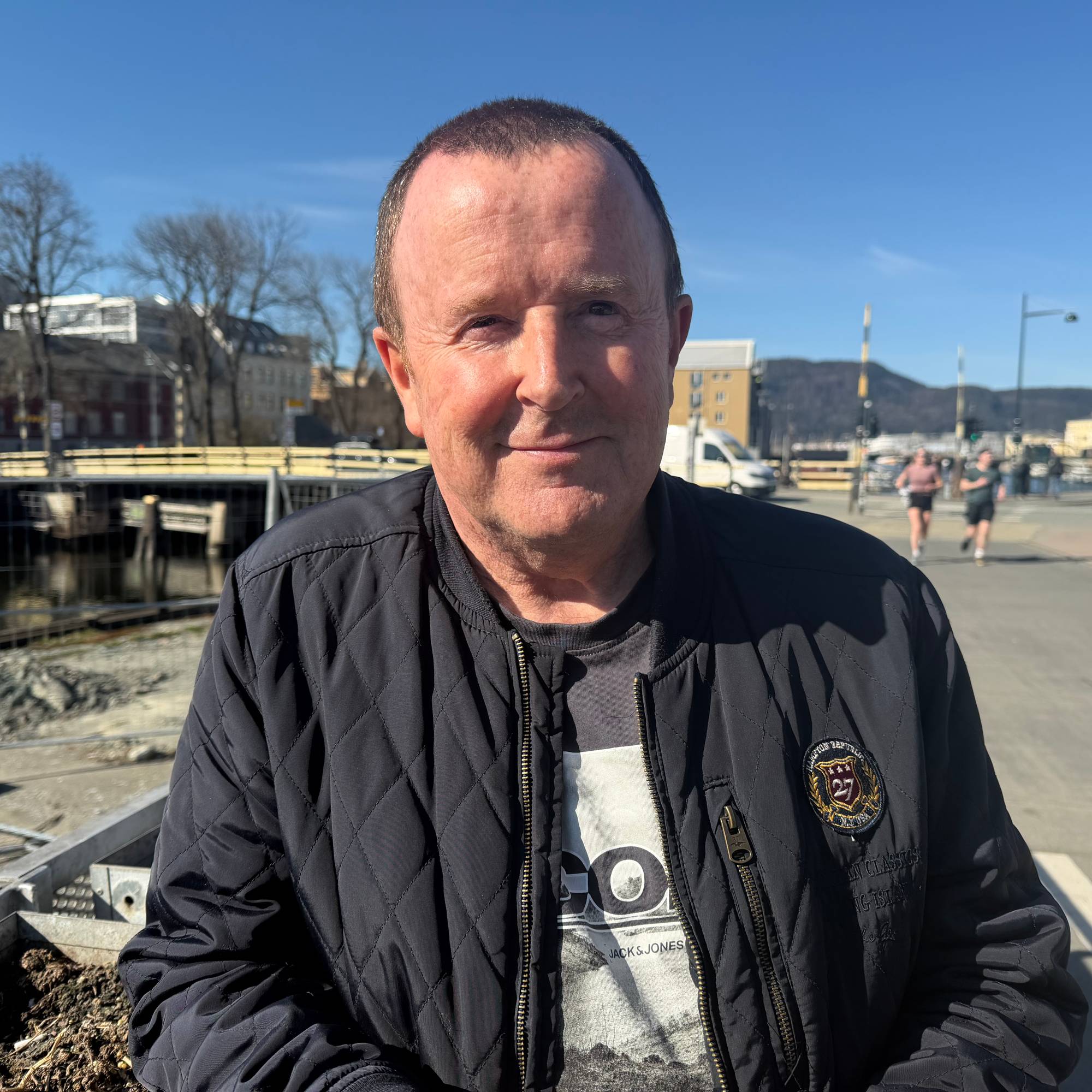 Bildet viser en godt voksen mann som ser inn i kameraet