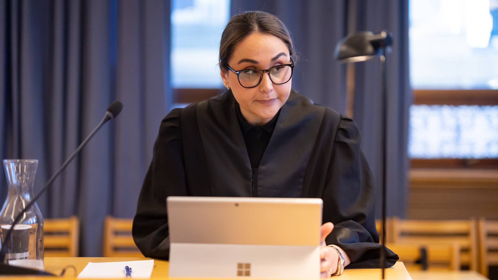 Forsvarer Jasmin Gheshlaghi i retten. Hun er klar for prosedyrer