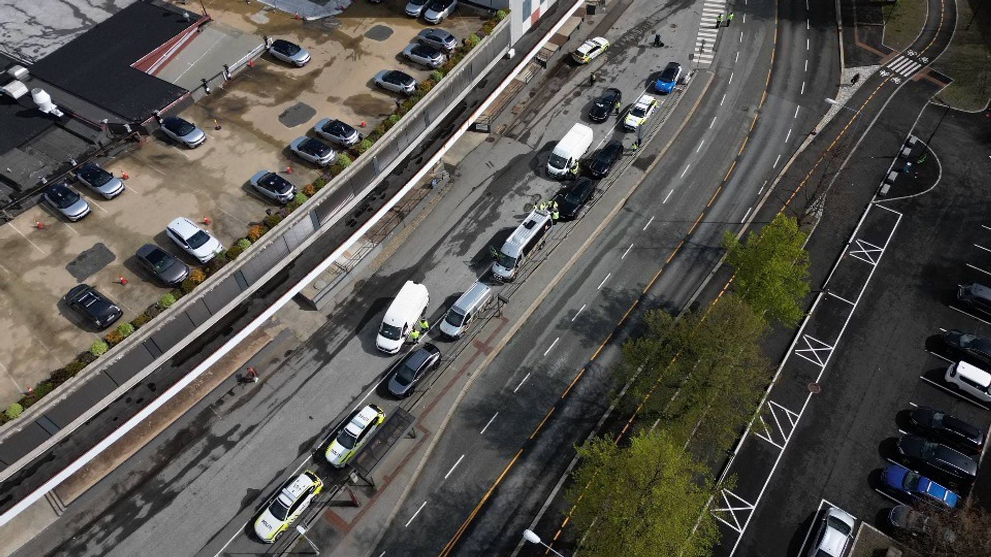 A-krim-aksjon ved Bontelabo i Bergen: dronefoto viser bilar i kontrollkø