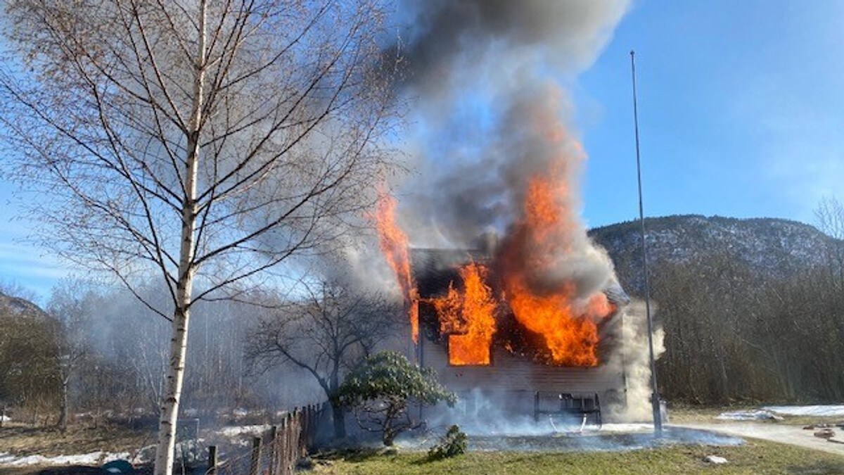 Brann i Rauma – ein person funnen død