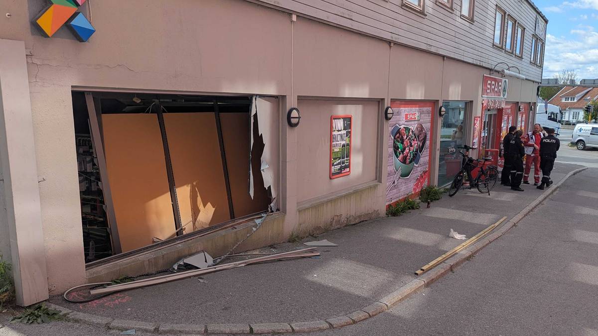 Bil kjørte inn i butikk