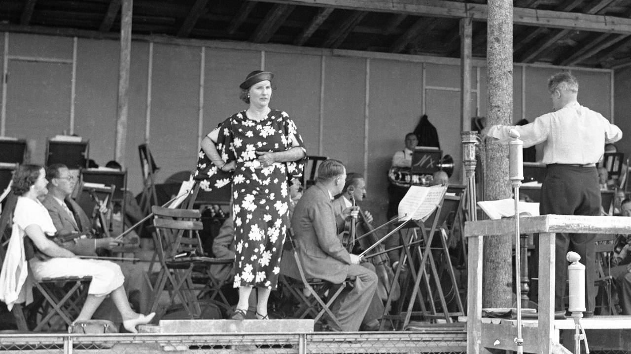 Sangerinne Kirsten Flagstad holder konsert på Frogner Stadion, for fulle tribuner. Juni 1937