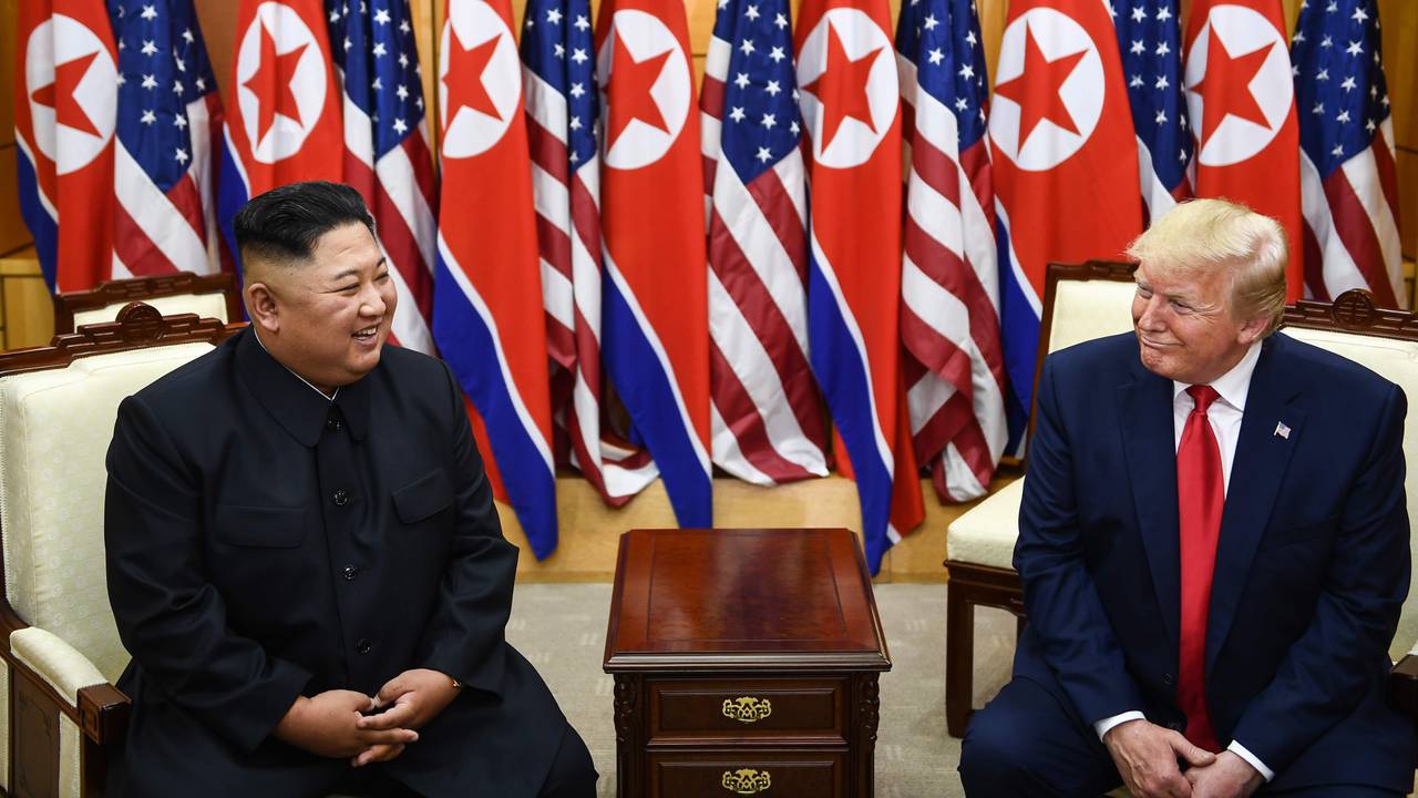 Donald Trump og Kim Jong-un under møtet i den demilitariserte sonen mellom Nord- og Sør-Korea