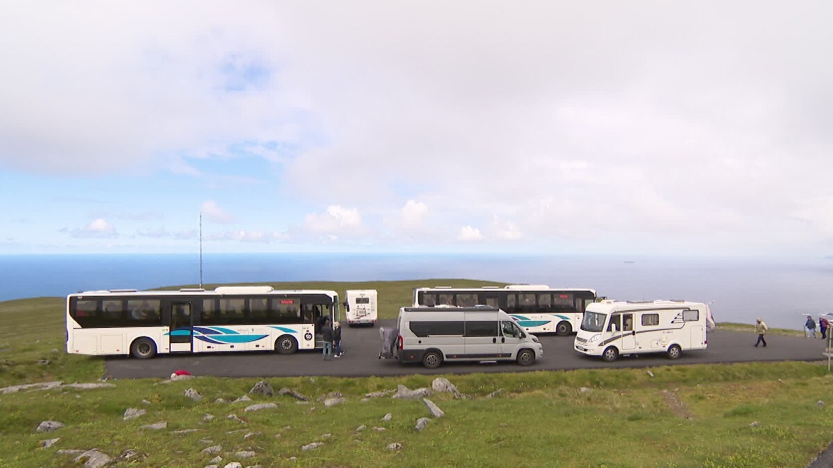 Har berre plass til to bussar ved populær naturperle