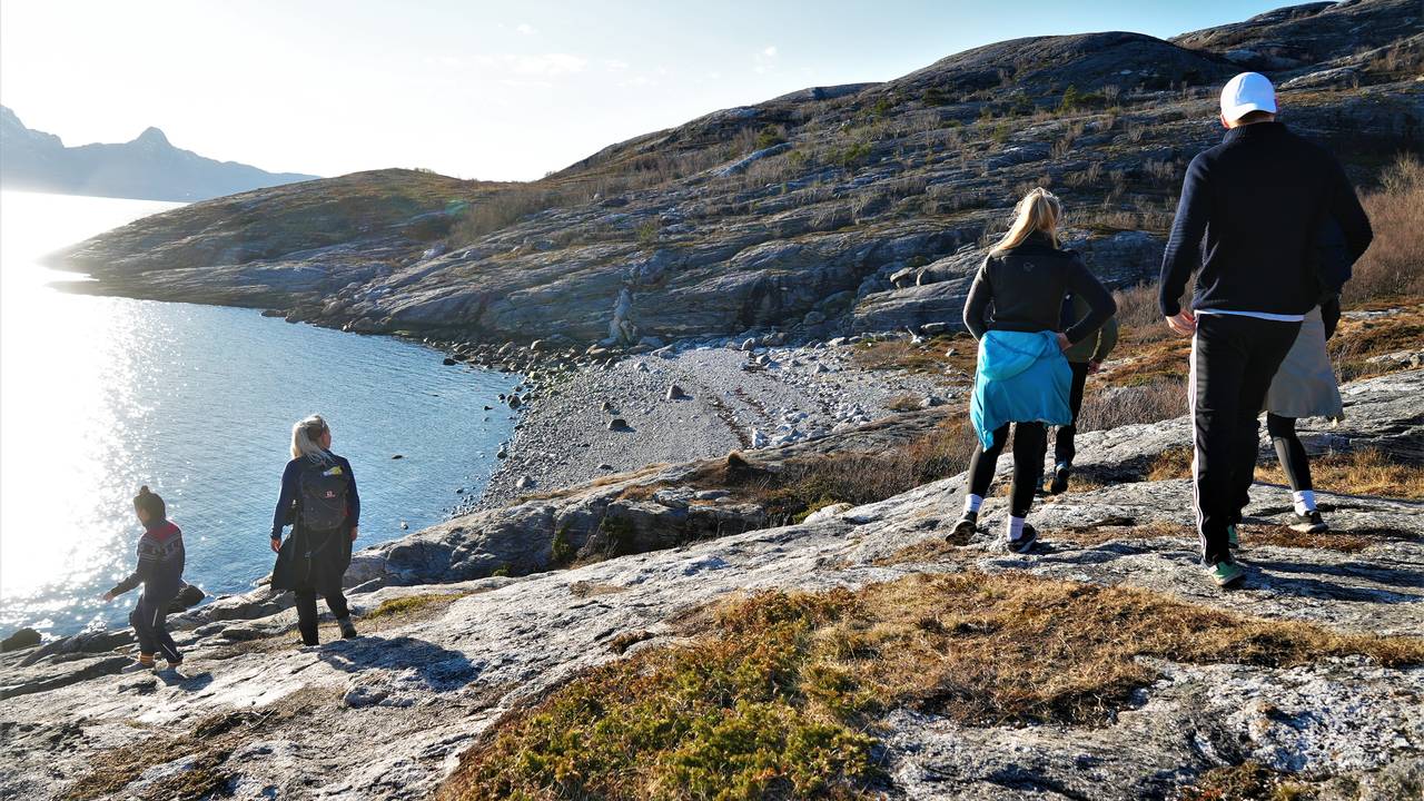 Veien til Hovdsundet går gjennom kupert terreng.