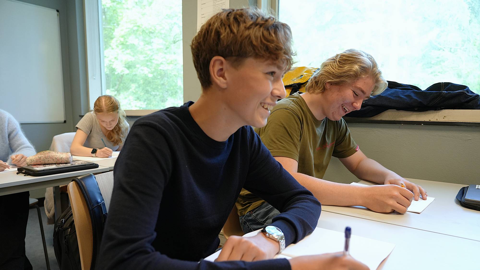 elevar skriv for hand i eit klasserom på kannik skole i stavanger