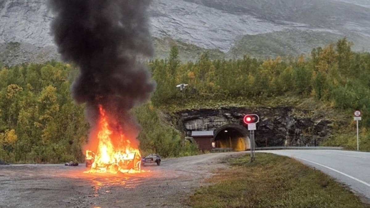 Bilbrann stengte E6 i Sørfold: – Full overtenning