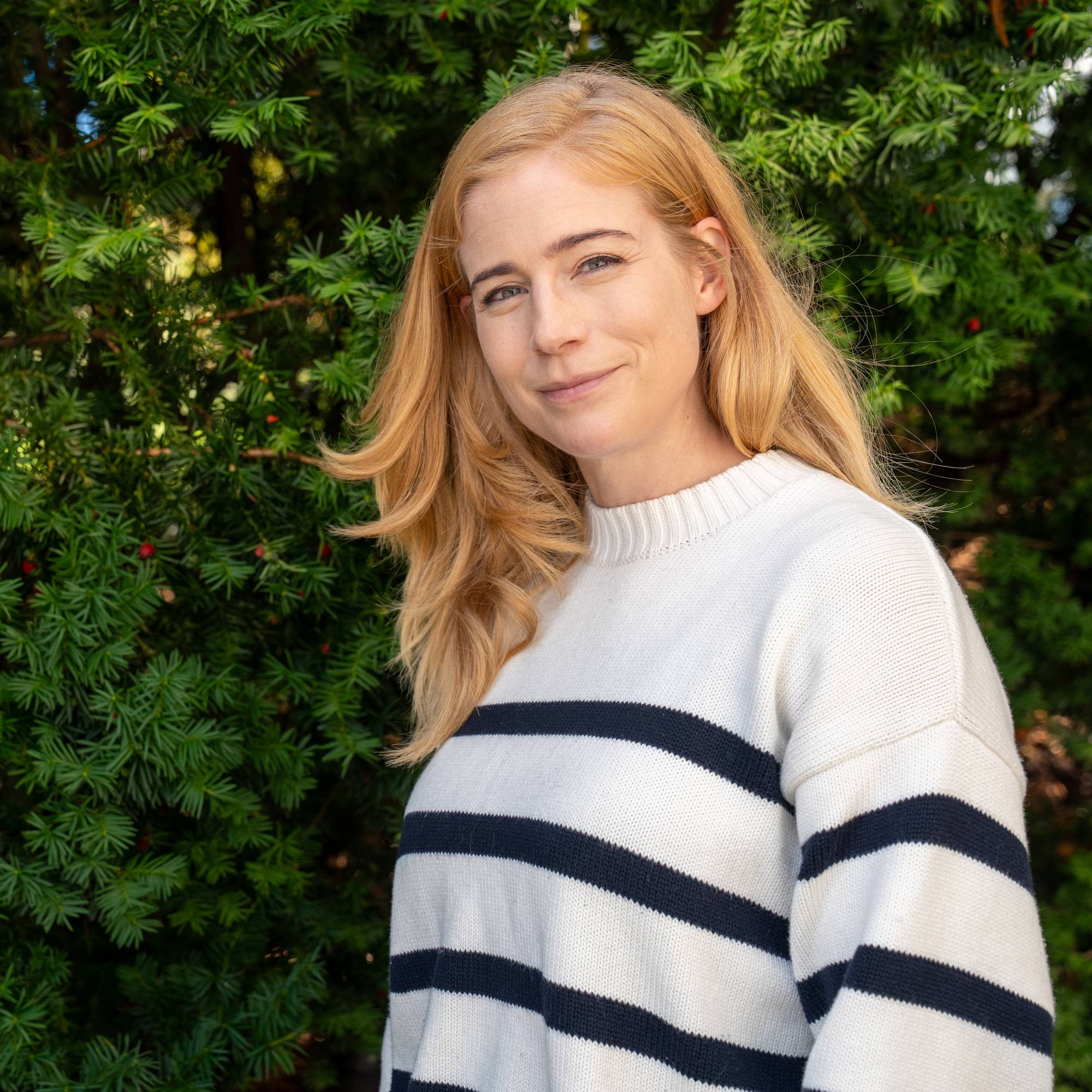 en person som står foran et tre