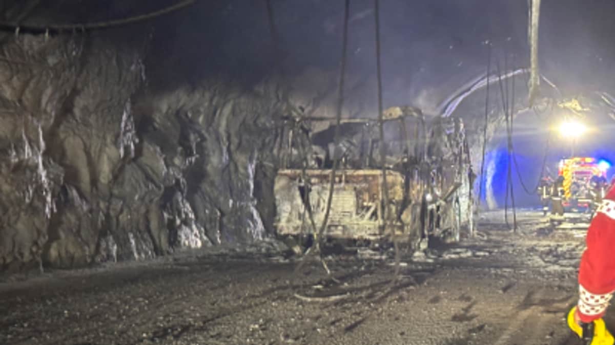 E6-tunnel stengt etter bussbrann – finner ikke sjåføren