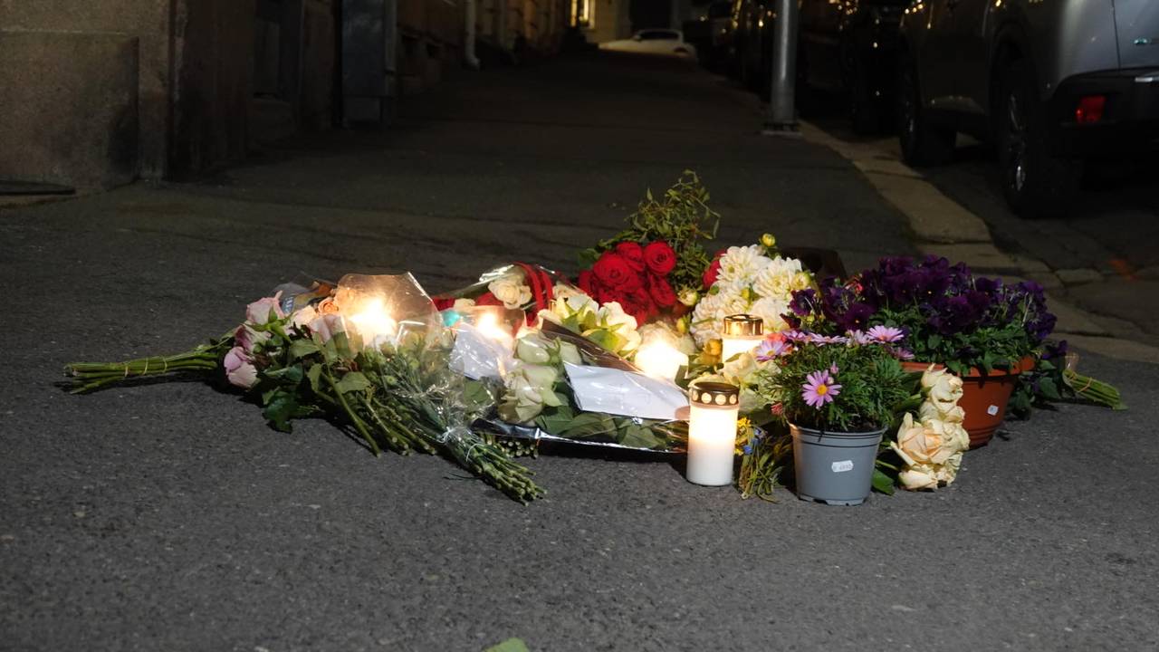 Blomster er onsdag kveld lagt ned i Tostrups gate etter Frogner-drapet. 