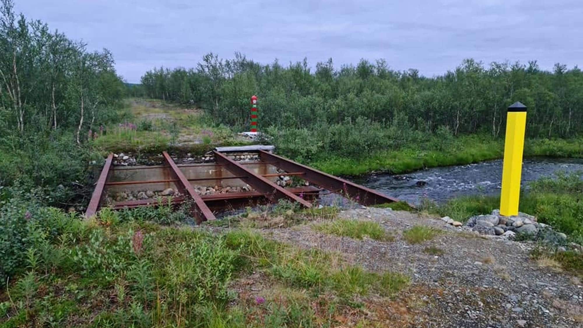 En gammel, rusten bru mellom den norsk-russiske grensa på Korpfjellet