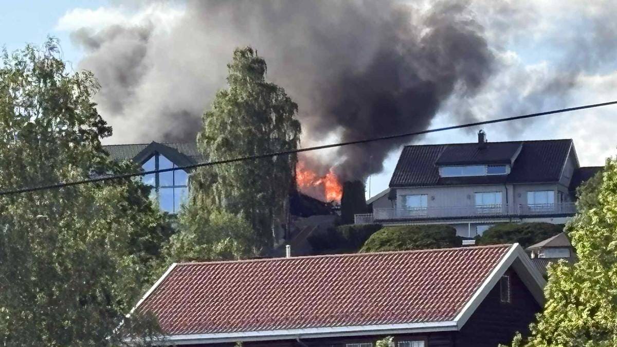 Brann i enebolig er under kontroll