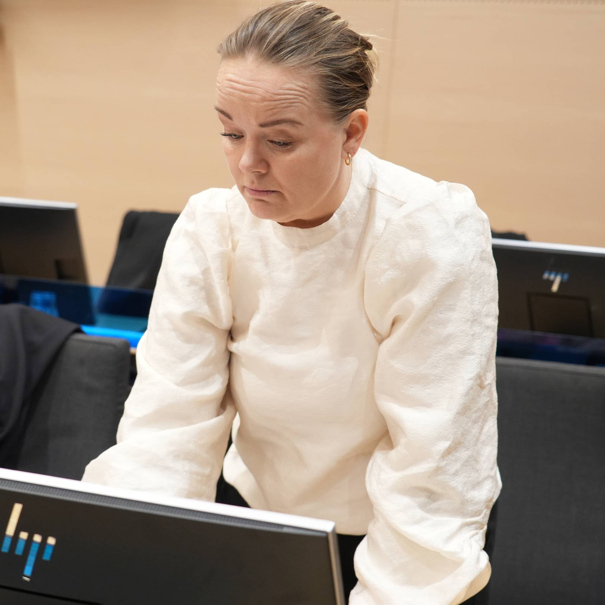 Aktor Kirsti Jullum Jensen foran en pc-skjerm i rettssalen.