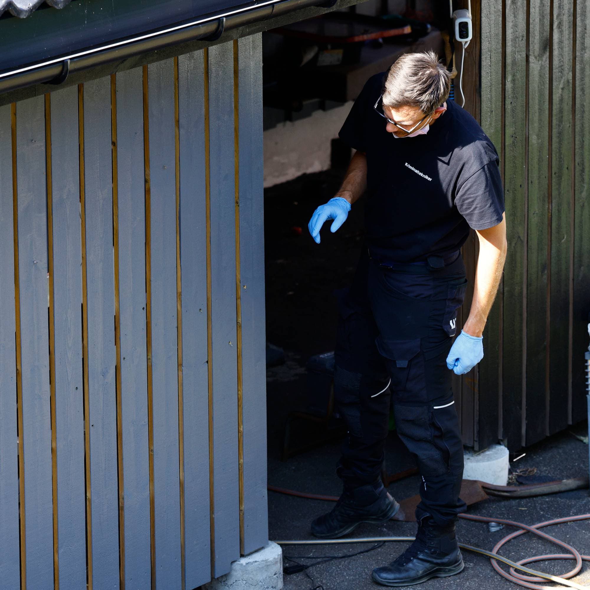 en person som står utenfor en bygning (Bildebeskrivelsen er laget av en KI-tjeneste)