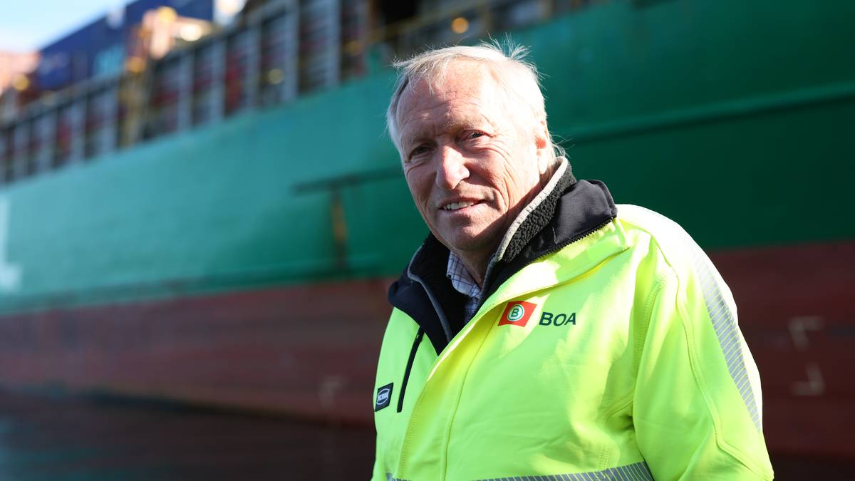 Disse fikk jobben med å få løs containerskipet