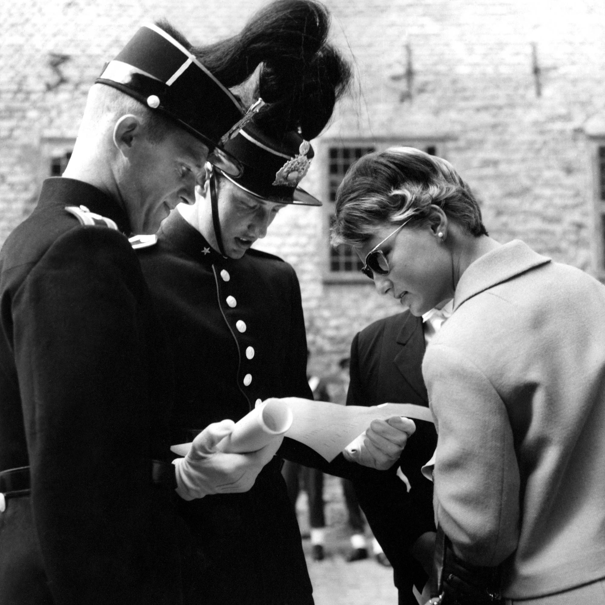 NB! MÅ KREDITERES BJØRN GLORVIGEN!Oslo 19590828Kronprins Harald (i midten) på Krigsskolen sammen med en ukjent dame, som senere ble identifisert som Sonja Haraldsen. Dette er det første bildet som ble tatt av dem sammen. Kronprinsen har fått eksamensvitnesbyrd. (Mannen t.v. er oberst Børe Norland, senere gardesjef) Neg 4665Foto: Bjørn Glorvigen / NÅ / NTB scanpixNB! MÅ KREDITERES BJØRN GLORVIGEN! NB! MÅ KREDITERES BJØRN GLORVIGEN!
Oslo 19590828
Kronprins Harald (i midten) på Krigsskolen sammen med en ukjent dame, som senere ble identifisert som Sonja Haraldsen. Dette er det første bildet som ble tatt av dem sammen. Kronprinsen har fått eksamensvitnesbyrd. (Mannen t.v. er oberst Børe Norland, senere gardesjef) Neg 4665
Foto: Bjørn Glorvigen / NÅ / NTB scanpix
NB! MÅ KREDITERES BJØRN GLORVIGEN! Historiskebilder