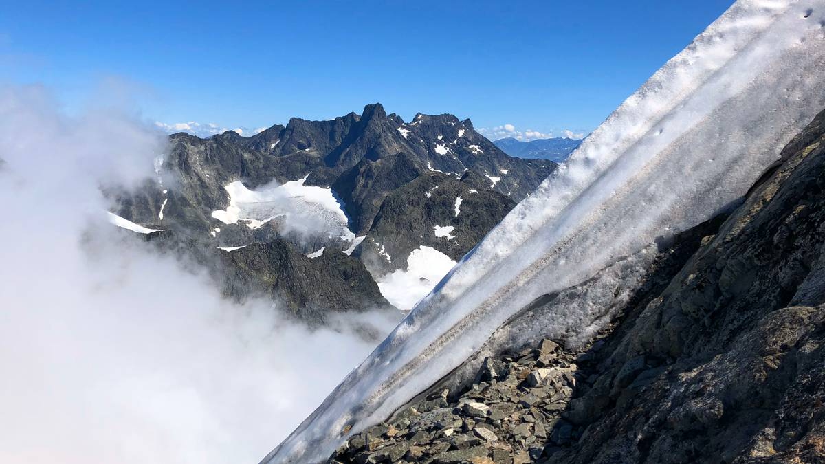 Fjellklatrarar fekk ei kald natt 2000 meter over havet – NRK Vestland