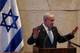 Ronen Zvulun / Reuters / NTB Benjamin Netanyahu i dress og slips snakker inn i en mikrofon
