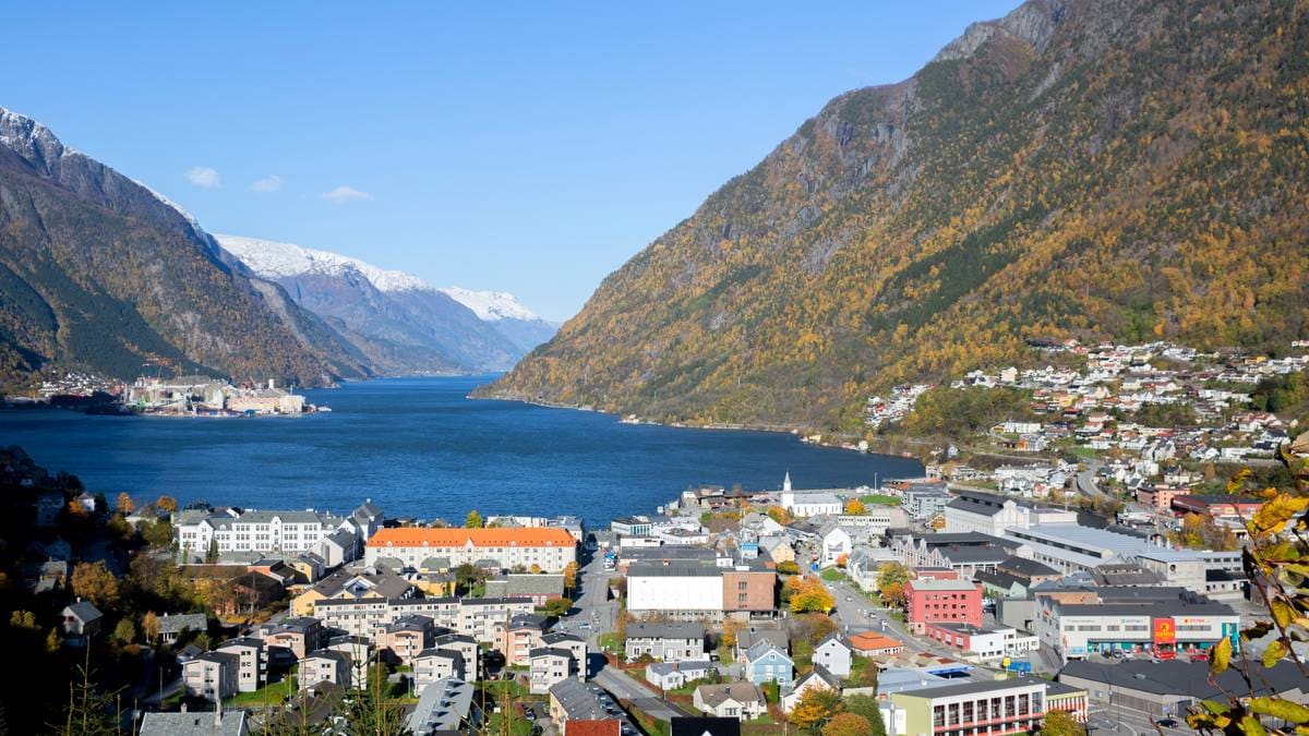 Minst 15 personar til sjukehus i Odda etter at dei måndag fekk i seg svoveldioksid