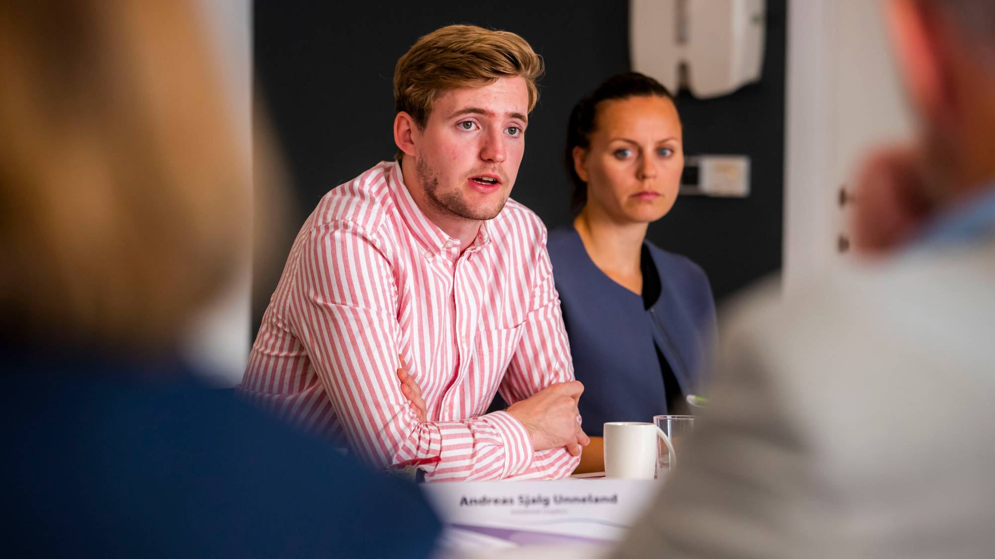 Jan Halvor Vaag Endrerud og Aase Marthe Horrigmo (t.h) fra AUF under dialogmøtet om hets mot politikere. Møtet finner sted i Kommunal- og moderniseringsdepartementet i Oslo tirsdag.
