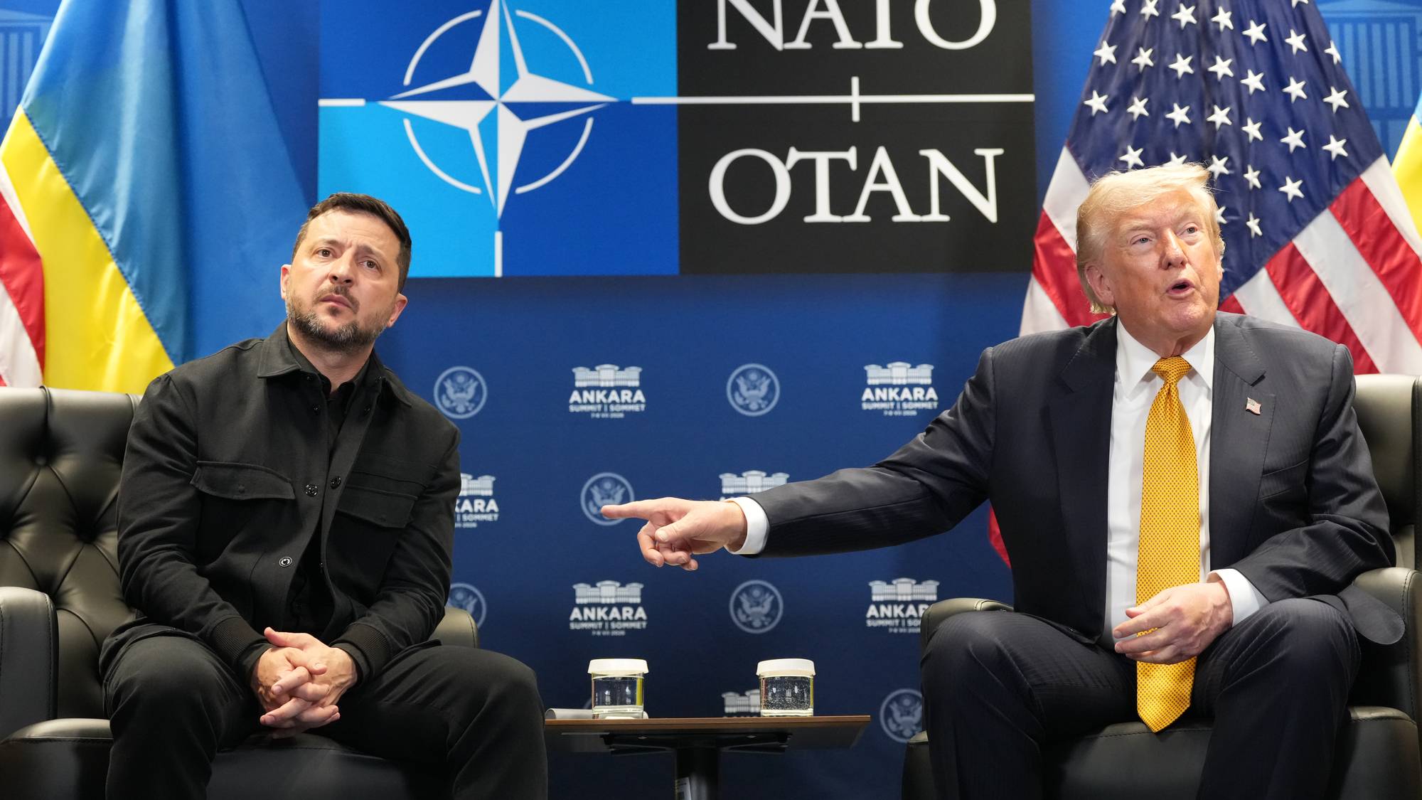 Illustrasjon: Volodymyr Zelenskyj og Donald Trump sitter foran Nato-flagg og ukrainske flagg. (Bildebeskrivelsen er laget av en KI-tjeneste)