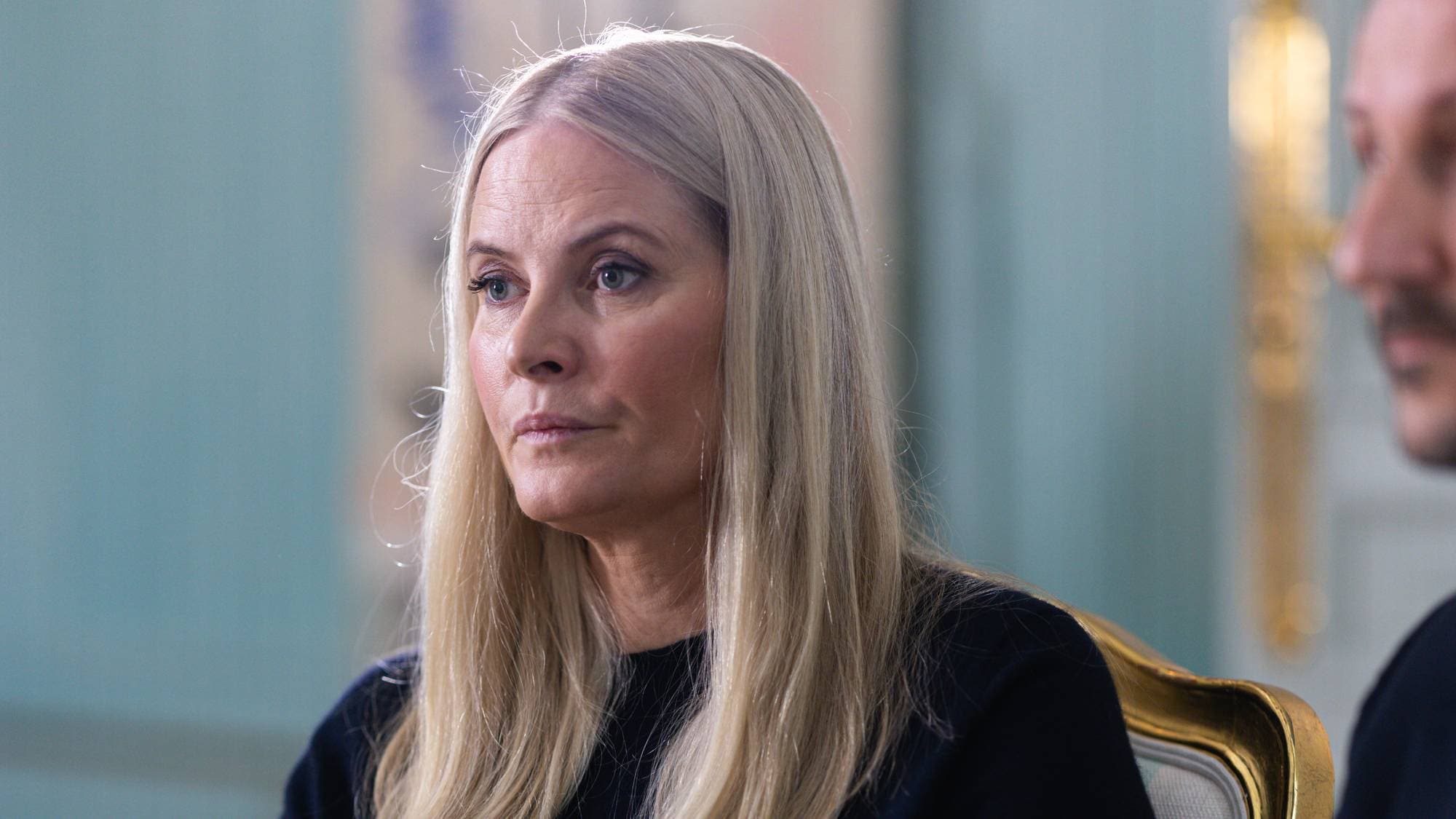 Kronprinsesse Mette-Marit sitter i en stol ved siden av kronprins Haakon på Skaugum i forbindelse med intervjuet om hennes vennskap med Epstein.