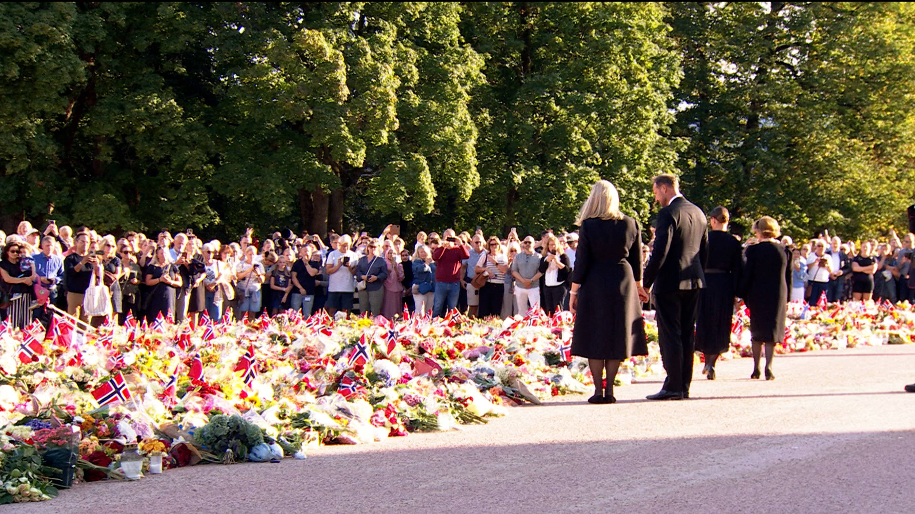 Kongefamilien møter folket i blomsterhavet