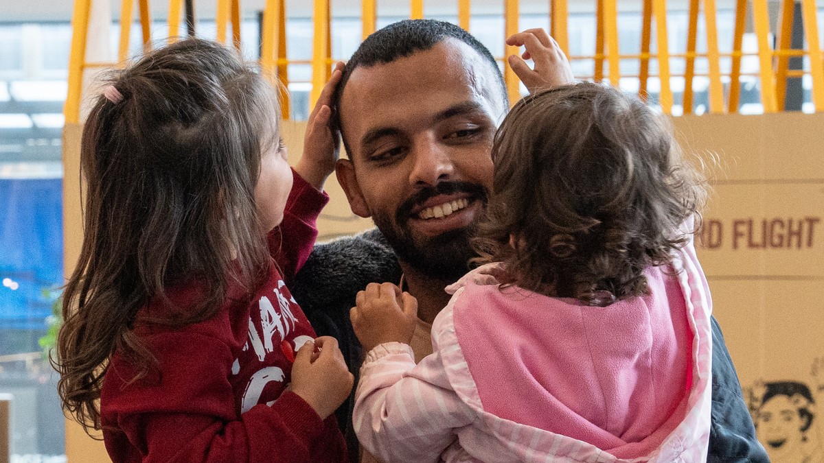 Endeleg fekk norske Ayla (3) og Asya (2) pappa heim frå Gaza