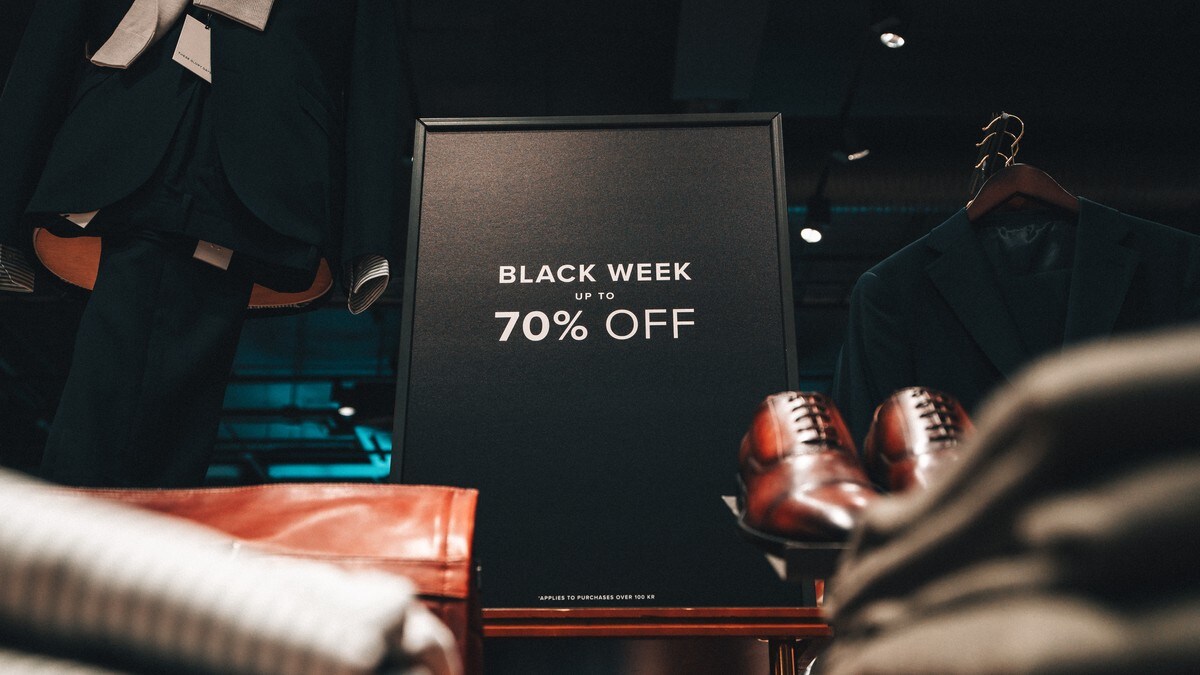 Butikker skrur opp priser før Black Week: Forbrukerrådet advarer