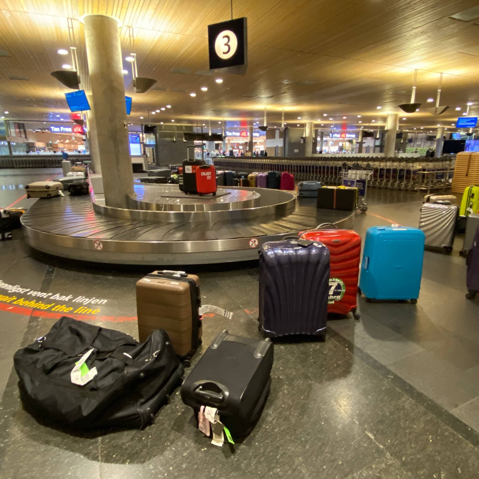 Diverse kofferter ved bagasjebånd på Oslo Lufthavn Gardermoen