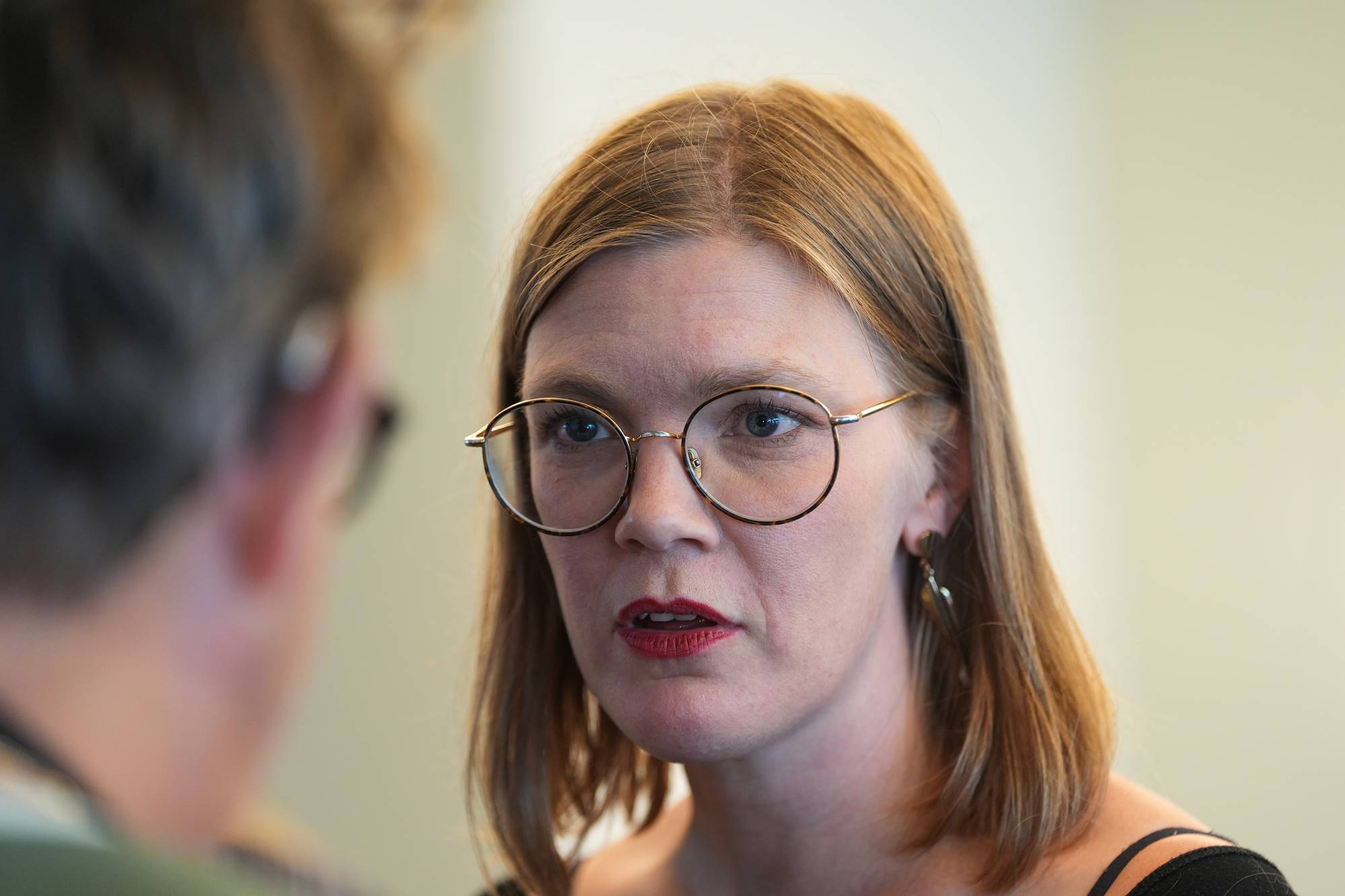 Leder i Rødt Marie Sneve Martinussen møter pressen etter møtet. Representanter fra Ap, SV, Sp, Rødt og MDG holder et møte om drivstoffprisene torsdag.