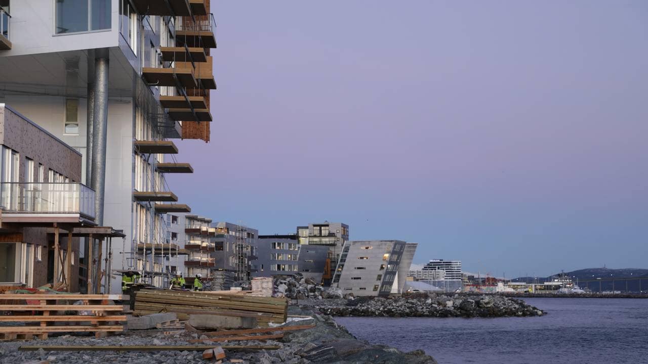 Bygging nede ved sjøen i Tromsø