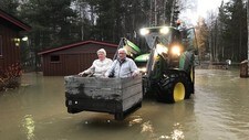 Torvald og Signe Bakken var blant dei som vart evakuert med traktor i Bismo i Skjåk søndag. 