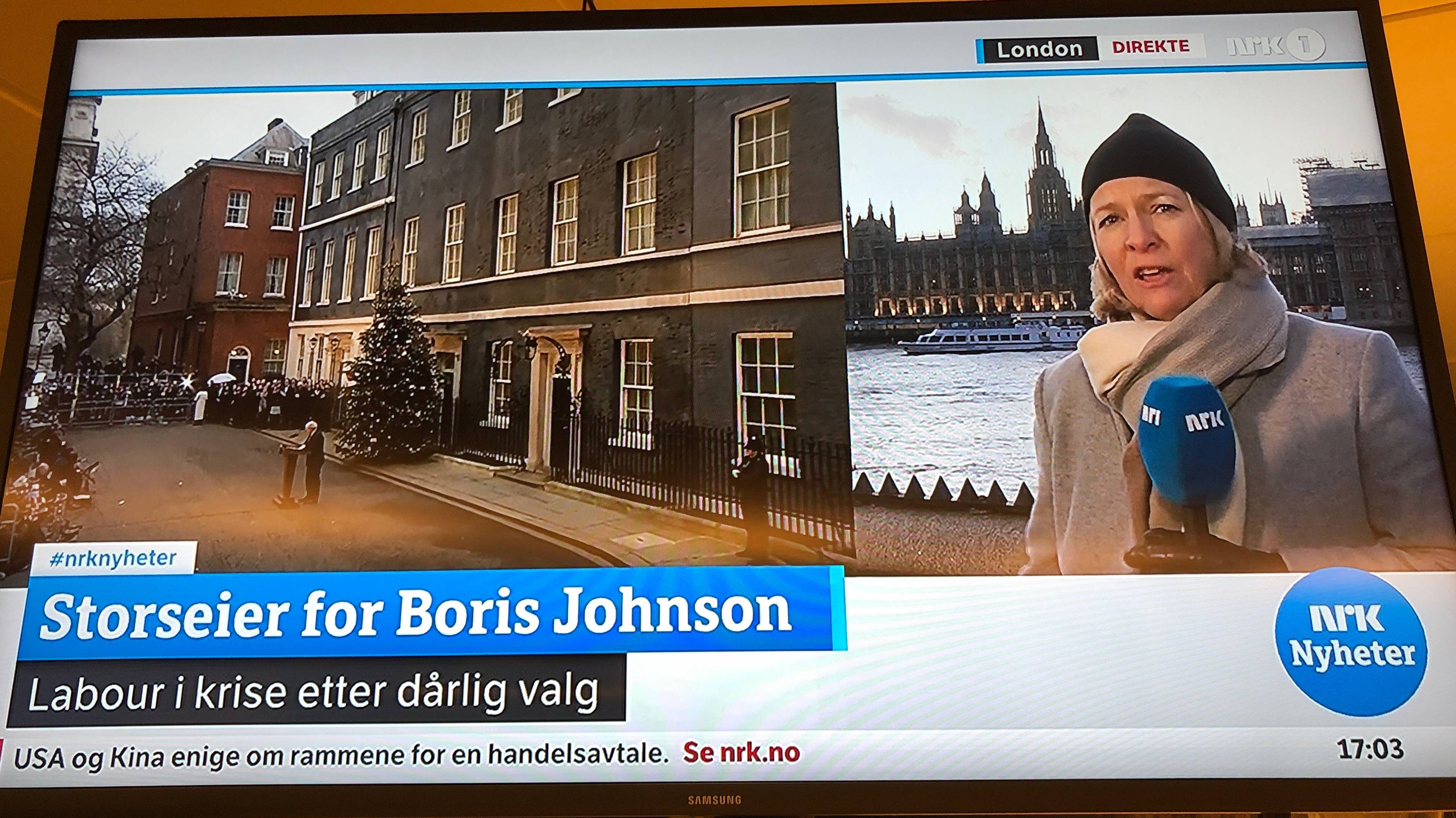 Delt TV-skjerm med reporter og Downing Street