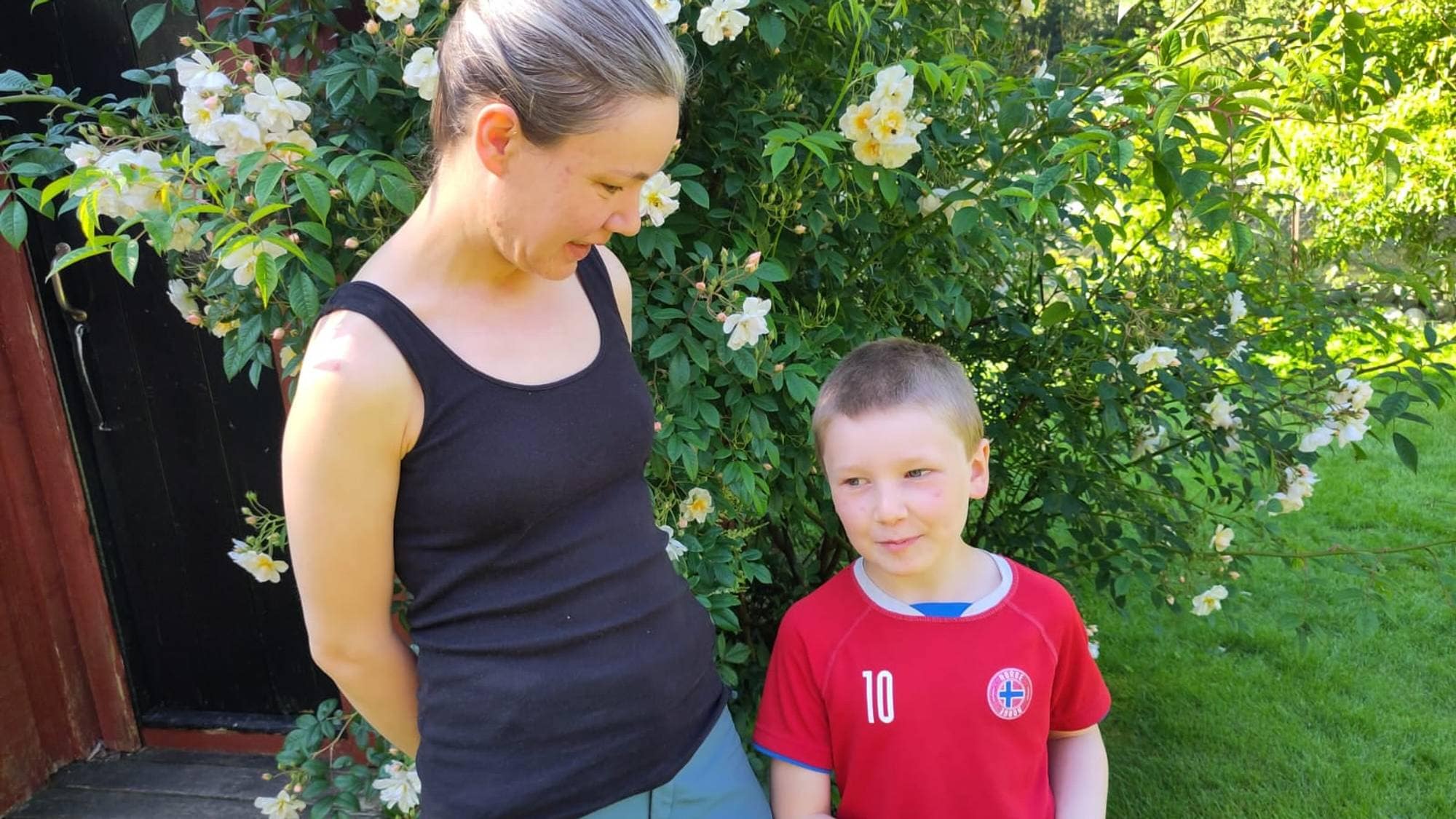 Mor og son i ein hage