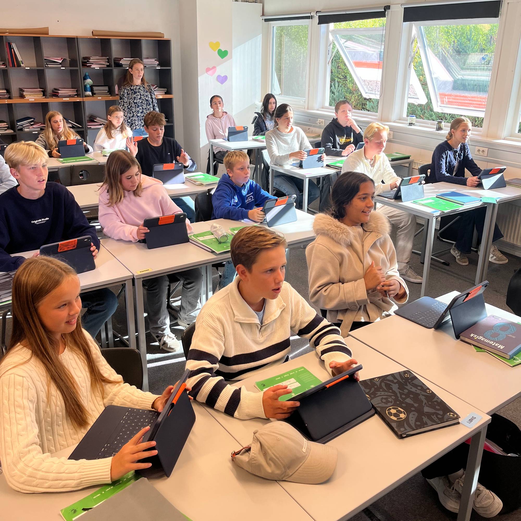 Flere elever sammen i et klasserom 