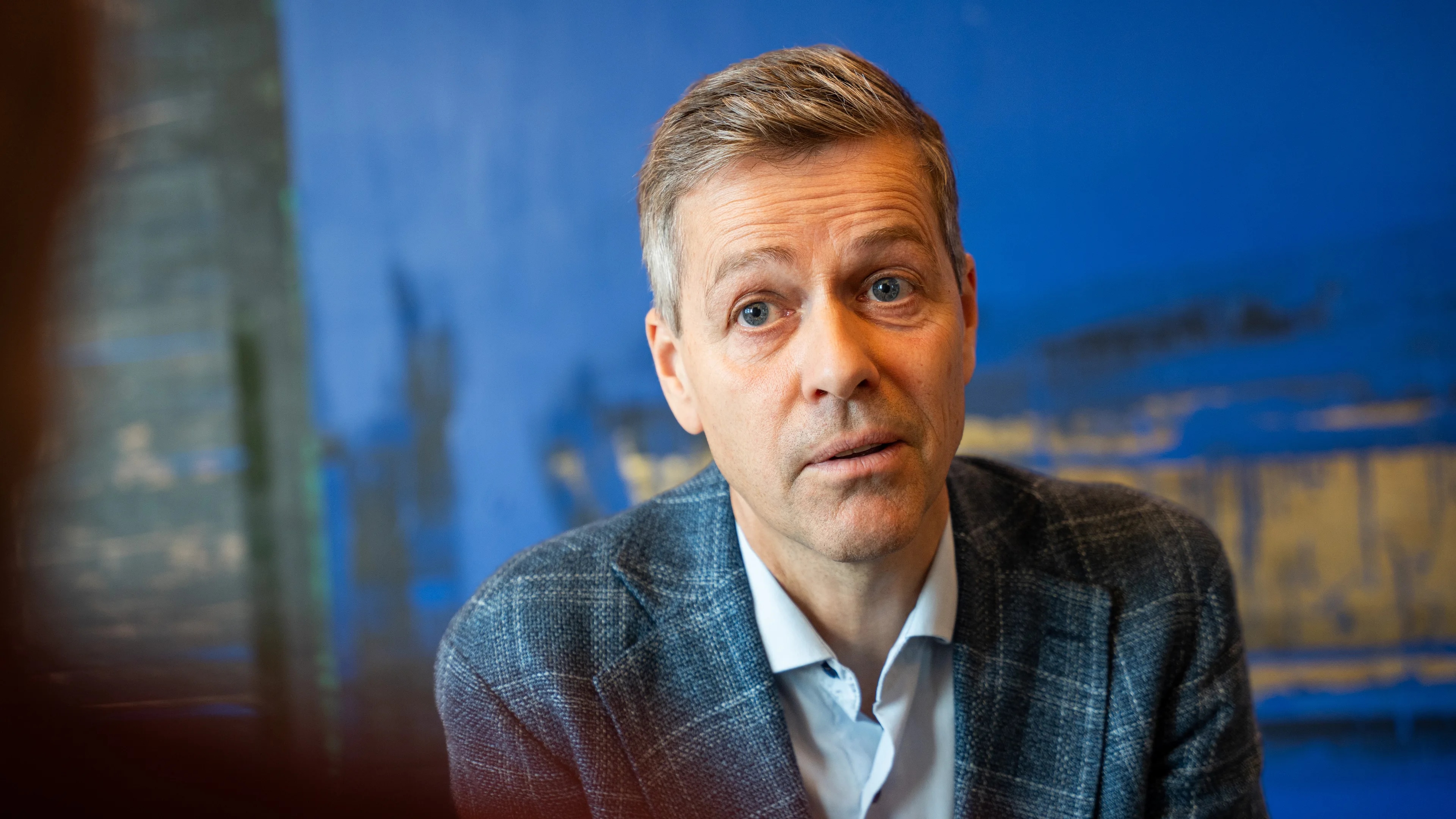 Intervju med Knut Arild Hareide administrerende direktør i Norges Rederiforbund.Han har på blå skjorte, dressjakke, blå baskgrunn, kortklipt hår.