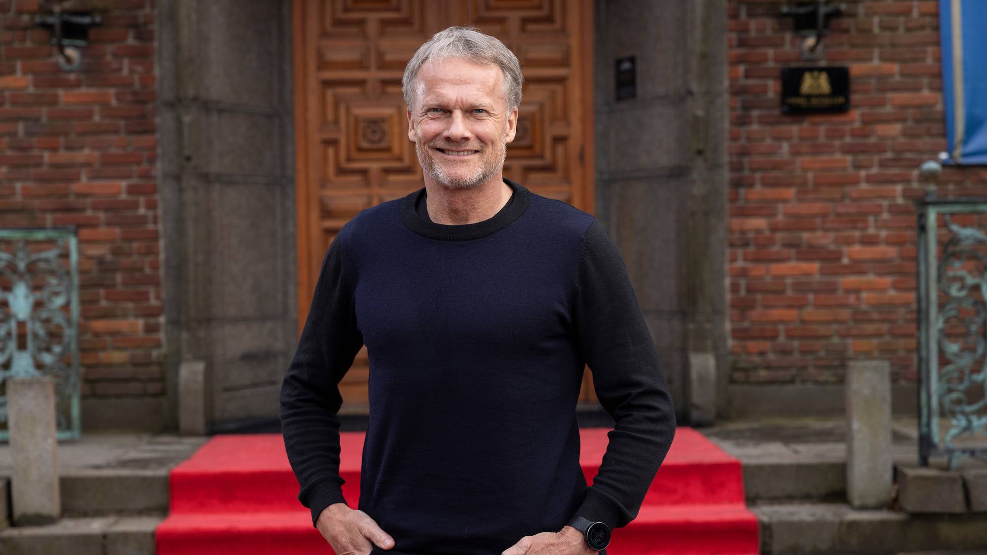 Frode Grodås utenfor Forræder-hotellet