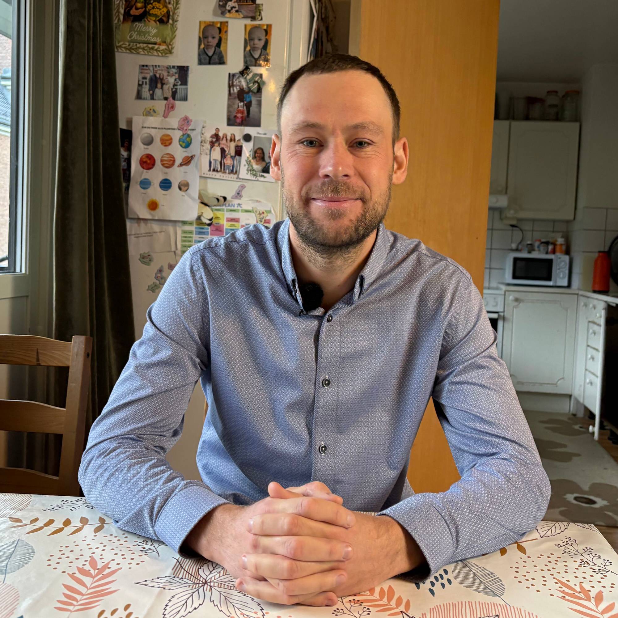 Bohdan Pastukh er styreleder i Ukrainsk flytningeorganisasjon og tar imot NRK hjemme ved kjøkkenbordet for å snakke om regjeringens forslag om lønnskrav for ukrainske flyktninger.