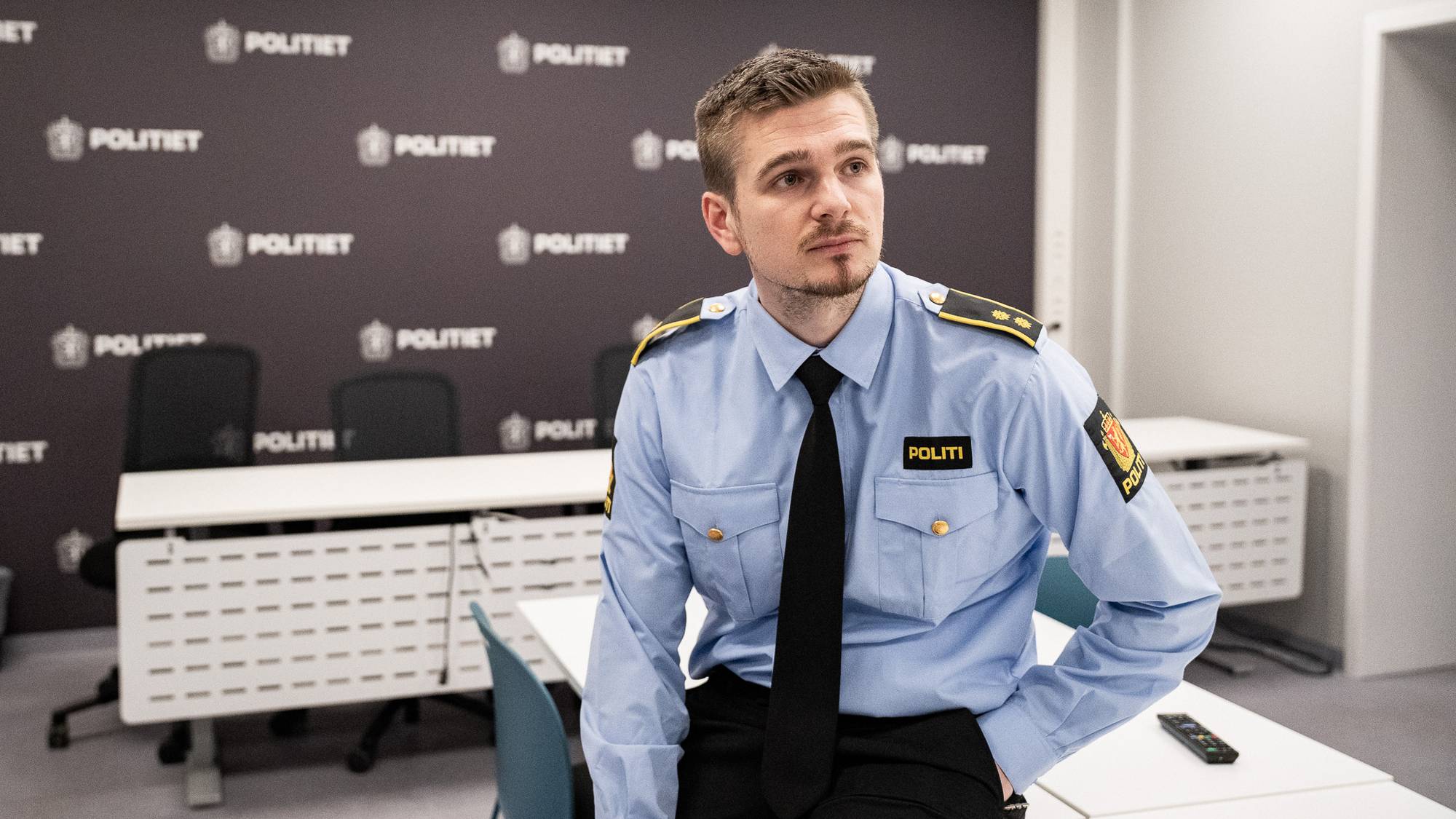 Politietterforsker Hans Skovly sitter på et bord
