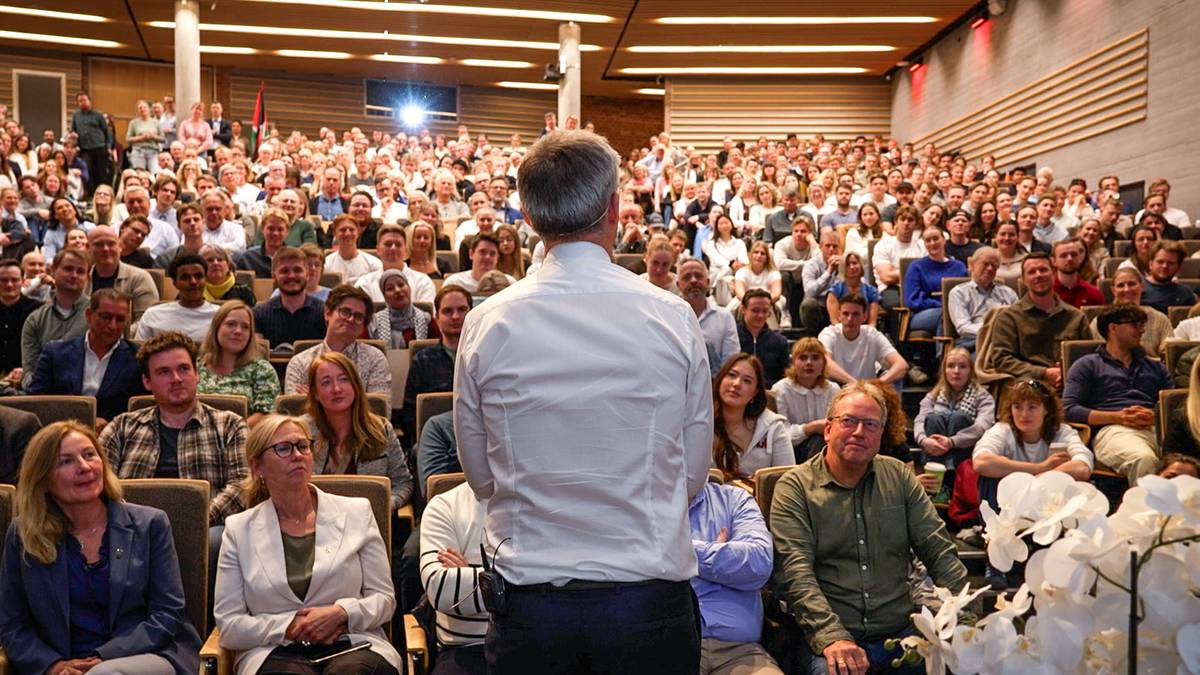 Stoltenberg avbrutt av demonstranter