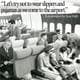 Det amerikanske transportdepartementet Bildet viser en gruppe passasjerer ombord på et fly fra midten av 1900-tallet. Flere kvinner og menn sitter i setene, iført formelle klær, mens en flyvertinne interagerer med en familie. Omgivelsene inkluderer typiske flyseter og interiørdesign fra denne perioden. Under bildet er sitatet fra Transportminister Sean Duffy om kleskode på flyplasser.