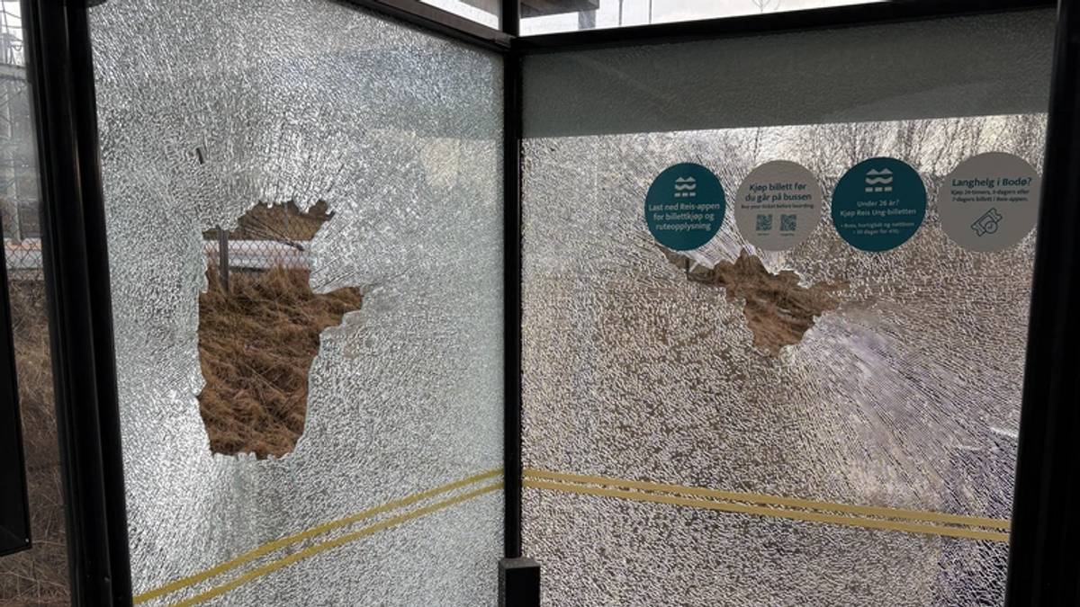 Knuste vinduer i busskur – politiet ber om eventuelle vitner