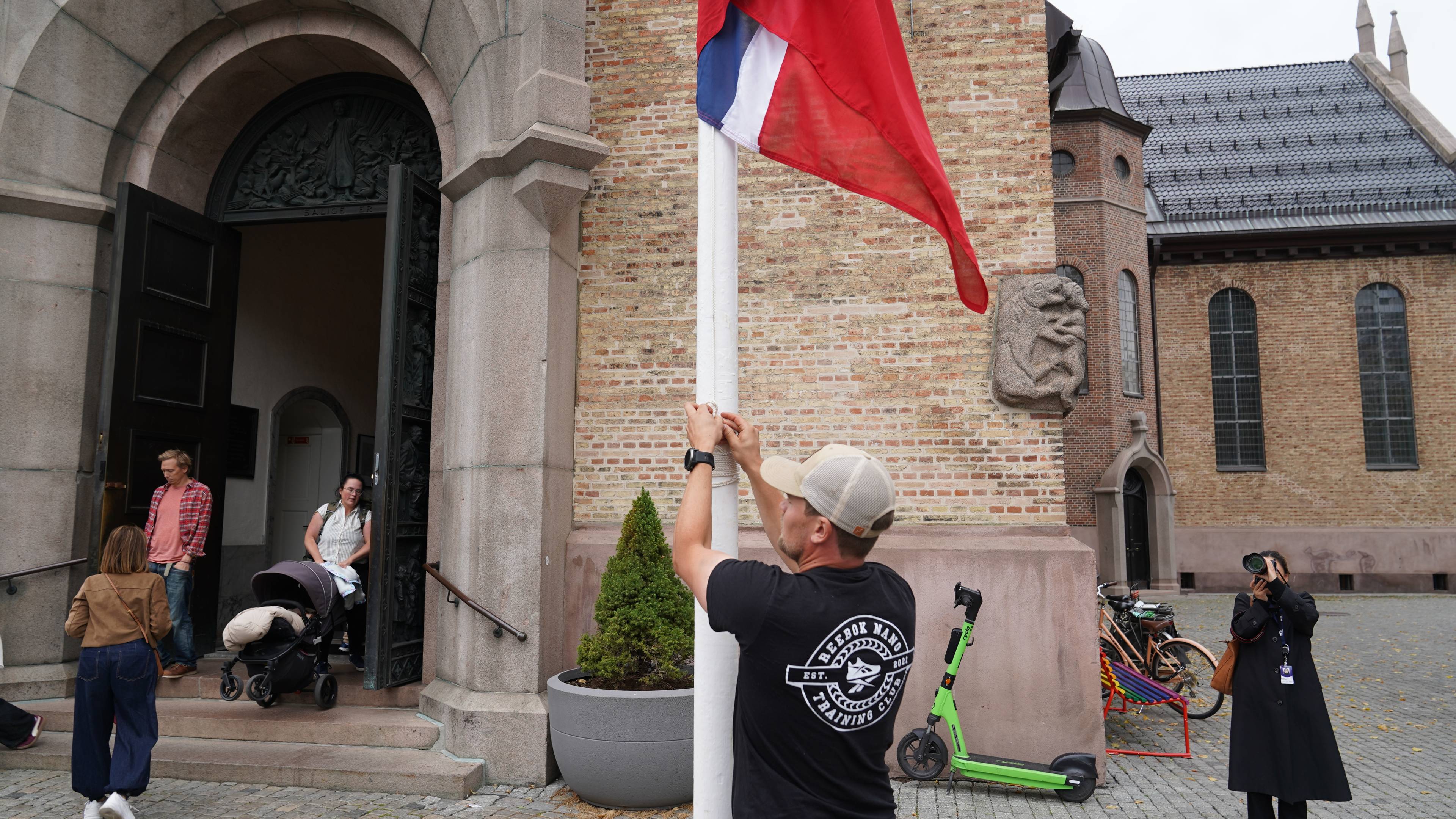 Det flagges på halv stang ved Oslo domkirke. Tronskifte.