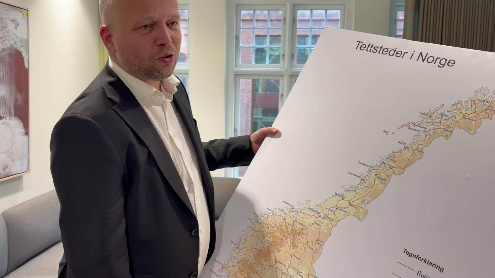 Trygve Slagsvold Vedum (Sp) med norgeskart