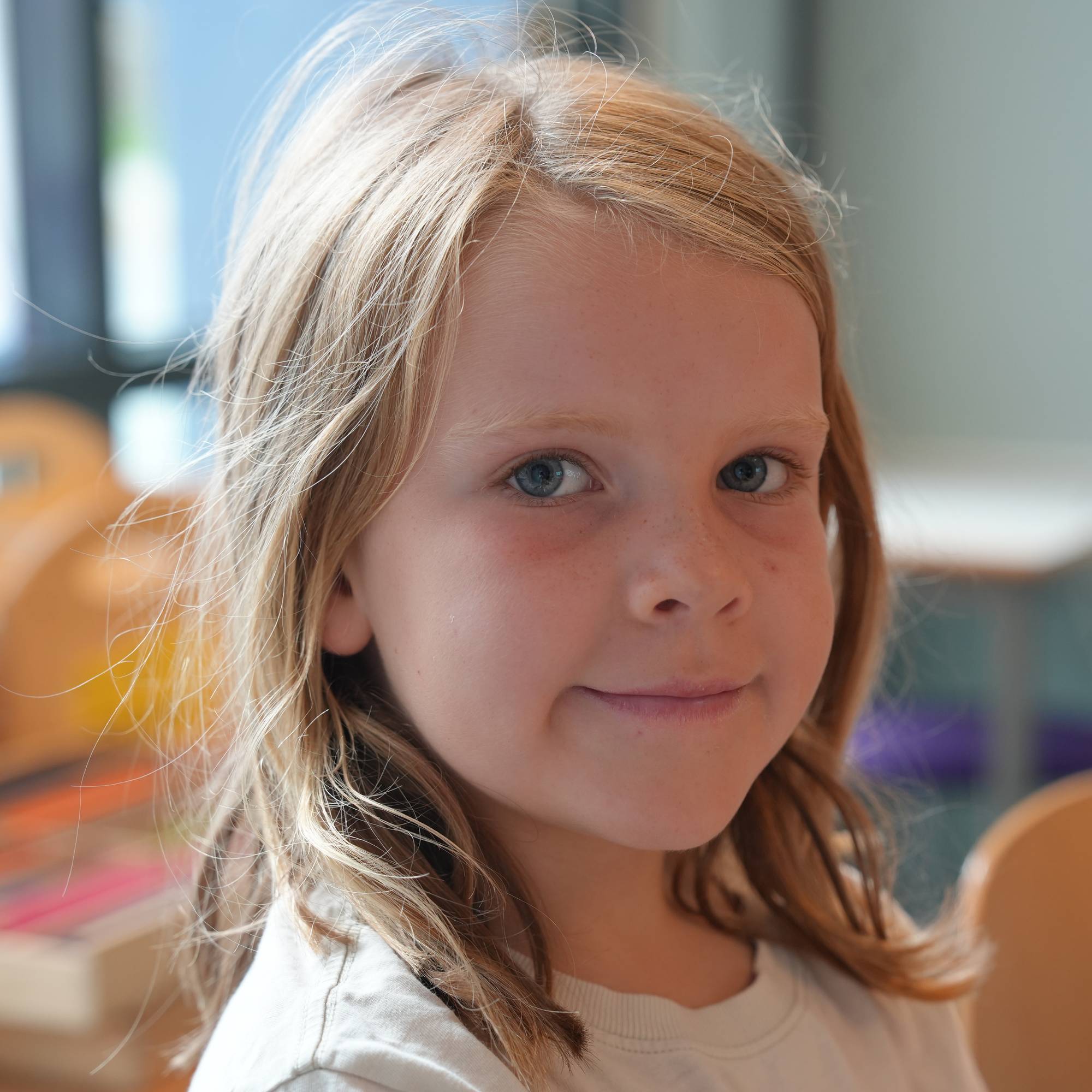 Iben smiler til kamera 