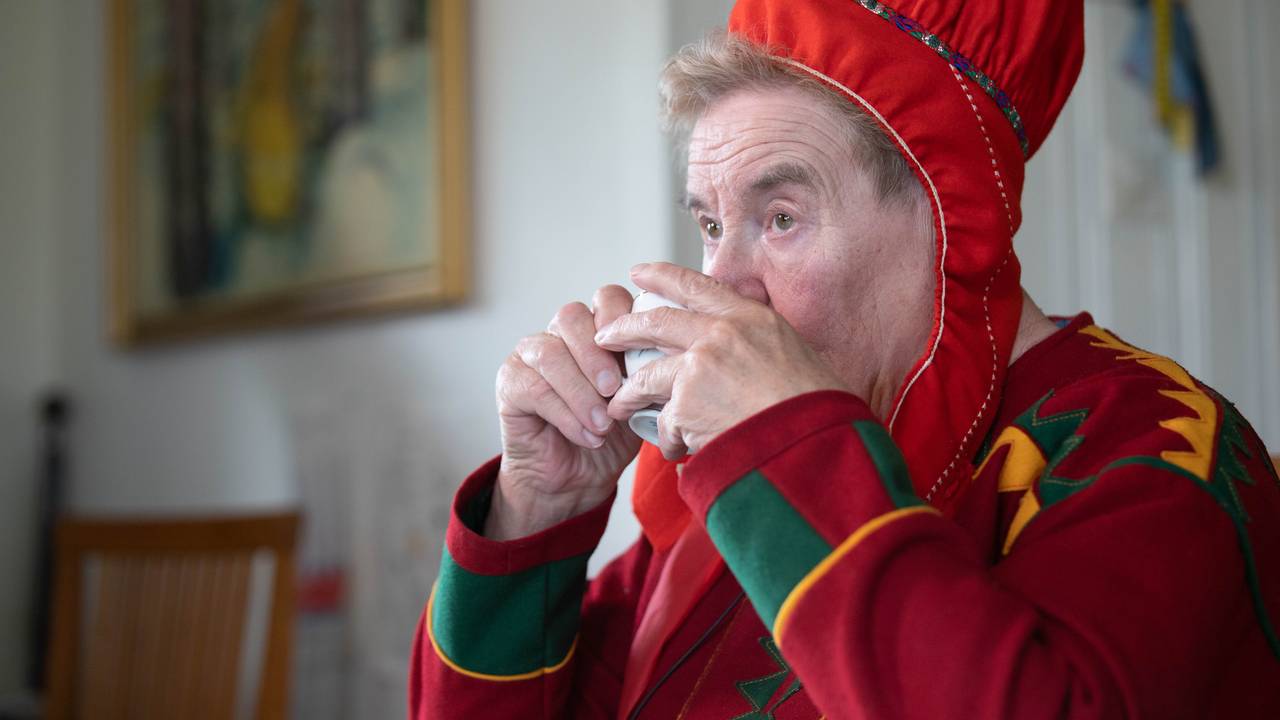 Astrid Jonskareng drikker kaffe og ser fremfor seg